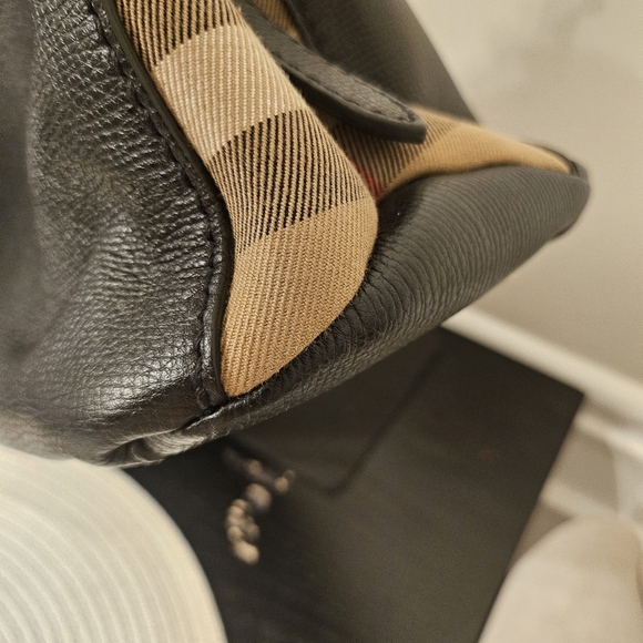 ✨ Burberry Black Leather & House Check 2-Way Shoulder/Crossbody Bag ✨ - Picture 13 of 15